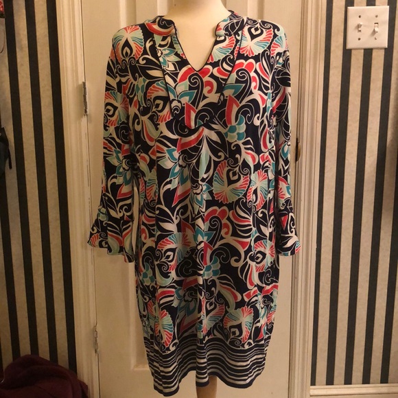 crown & ivy Dresses & Skirts - Crown & Ivy/ Petite XL/ Navy Floral V-Neck Shift Dress with 3/4 Length Sleeves